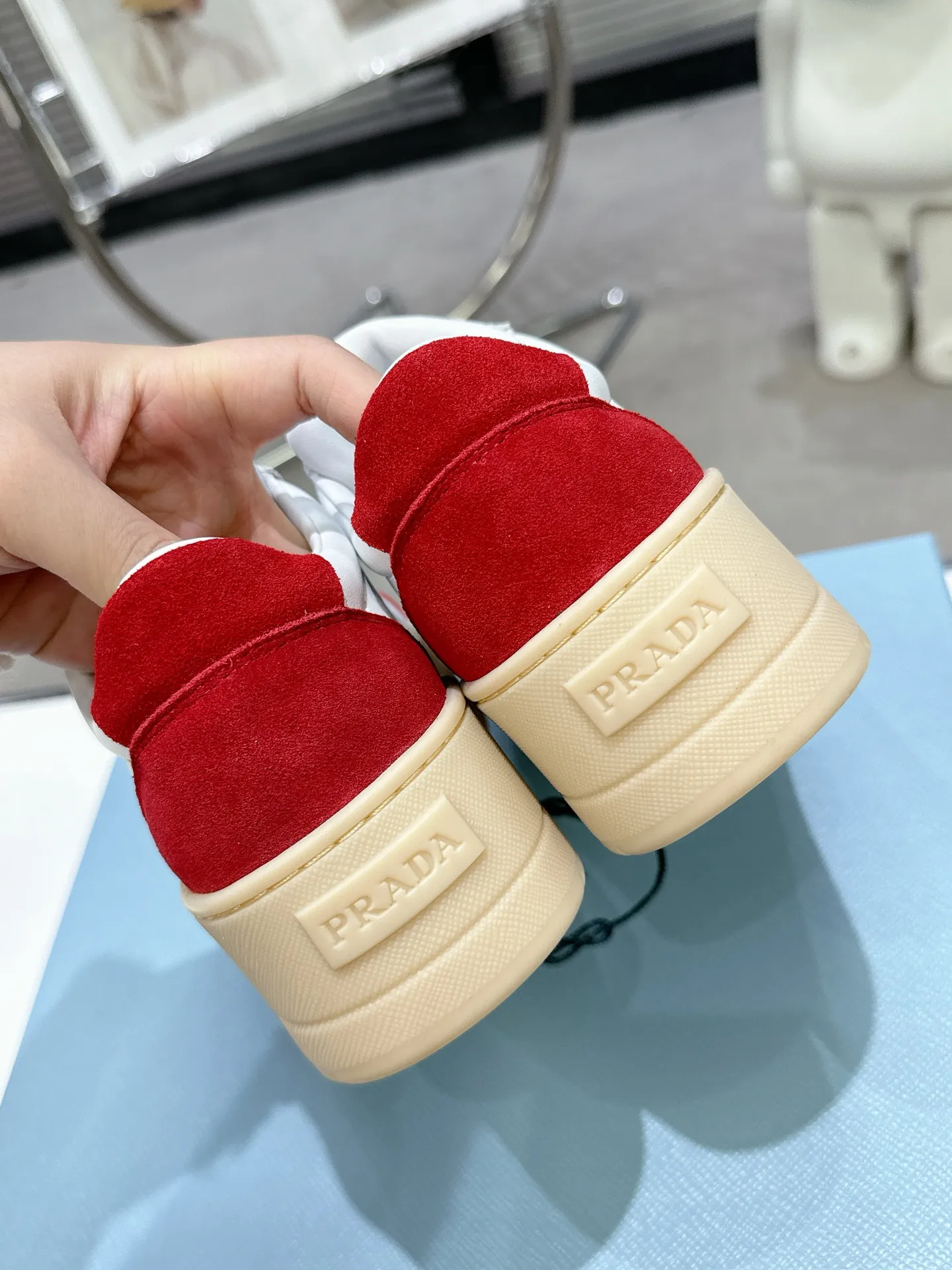 👟👟Ex-factory price 600👟👟 Prada Latest Downtown Bold series Thick-soled Platform Shoes Triangle Logo Casual Sports Shoes White Shoes Original purchase, development and production Downtown Bold sneakers are inspired by the basketball shoes of the 1980s, with sporty design and exquisite details. Crafted from perforated leather, the statement platform sole provides a unique, modern style. The Prada logo is interpreted from different angles, decorated with the iconic enameled triangular metal logo, highlighting the unique classic style. Exquisite packaging at the delivery counter🛍📦 ▪️Fabric: Original custom imported first-layer cowhide ▪️Inner lining: Original imported sheepskin ▪️Outsole: Original open-molded ultra-light foam material ▪️Sole thickness: 4.5CM ▪️Size: Women's 35-40